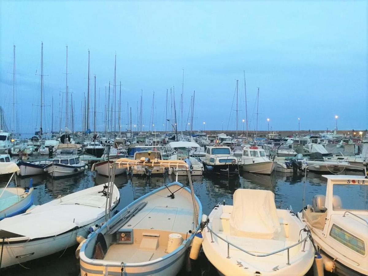 Casa Fiorenza Parcheggio Privato Sanremo Bagian luar foto